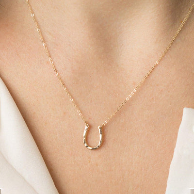 Halskæde med vedhæng i form af en lamia | 18k guld - DK BUTIK