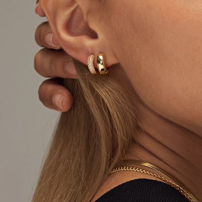 Opdag de unikke huggies øreringe Amy | 18k guld - DK BUTIK
