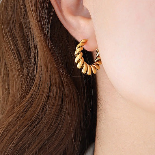 Guldøreringe Aurum Twist | 18k Guld - DK BUTIK