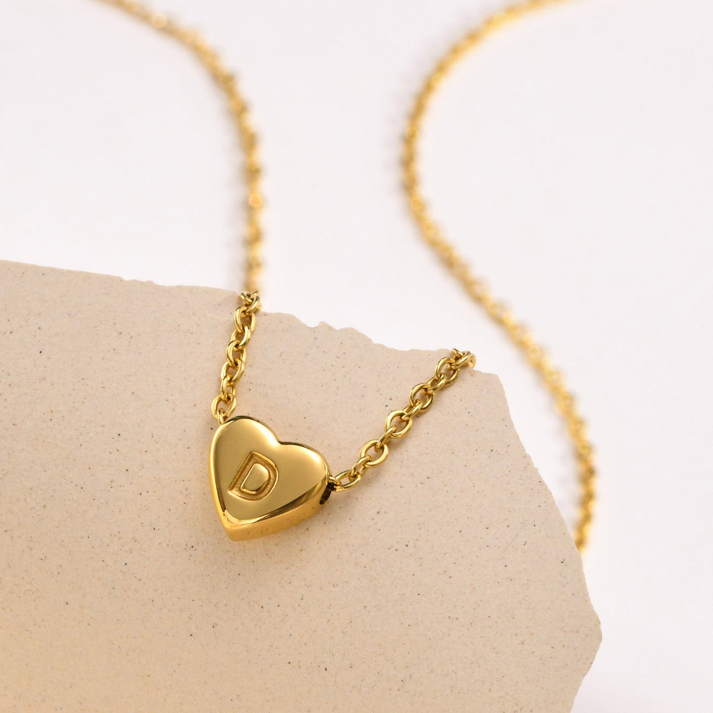 halskæde med hjerteinitial | 18k Guld - DK BUTIK