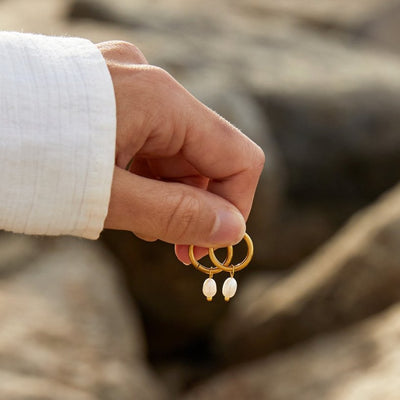 Bella øreringe med ferskvandsperler | Guld 18k - DK BUTIK
